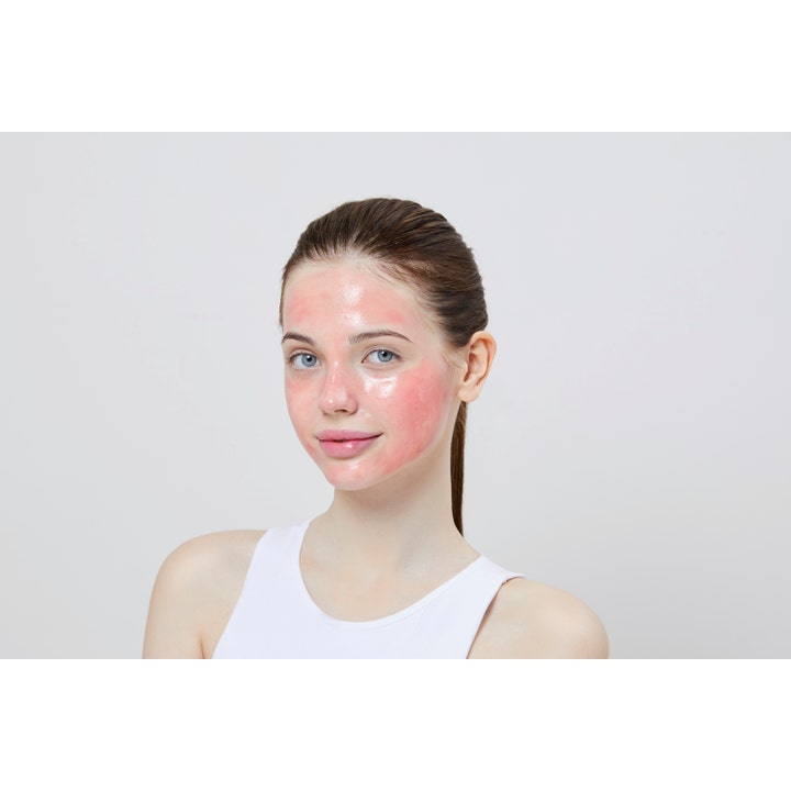 COSRX The AHA BHA PHA LHA 35 Peel 30 ml ger slät hud med rosa kemisk peeling för hemmabruk på en kvinna.