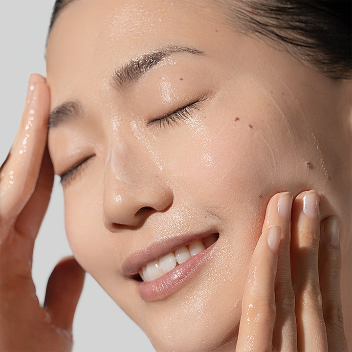 Dermalogica Daily Glycolic Cleanser 295 ml ansiktsrengöring ger lyster när den masseras in på ansiktets fuktade hud
