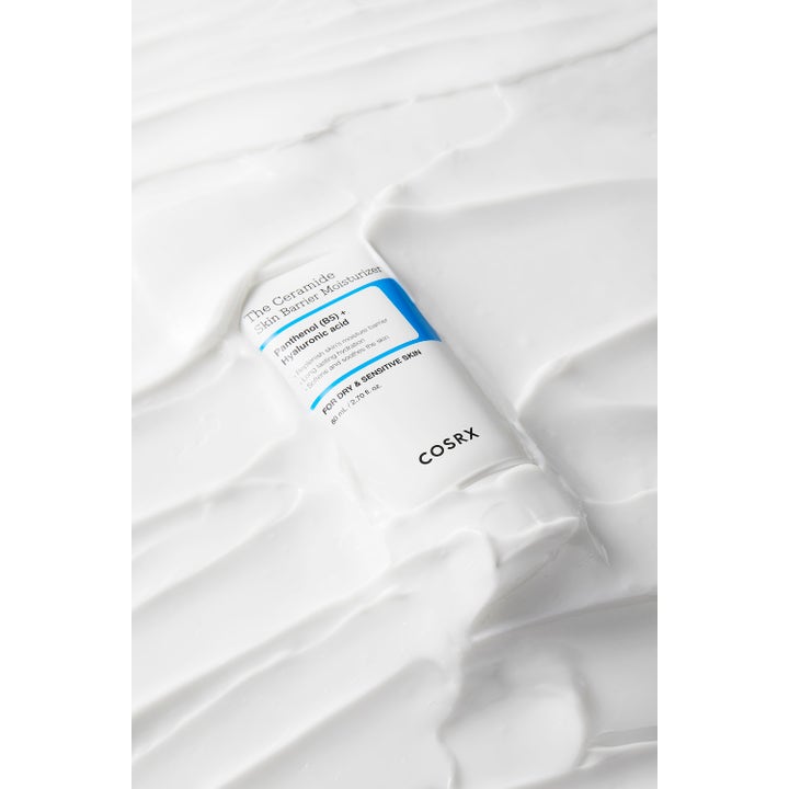 COSRX The Ceramide Skin Barrier Moisturizer 80 ml återfuktande ansiktskräm i vit tub i en fyllig vit textur