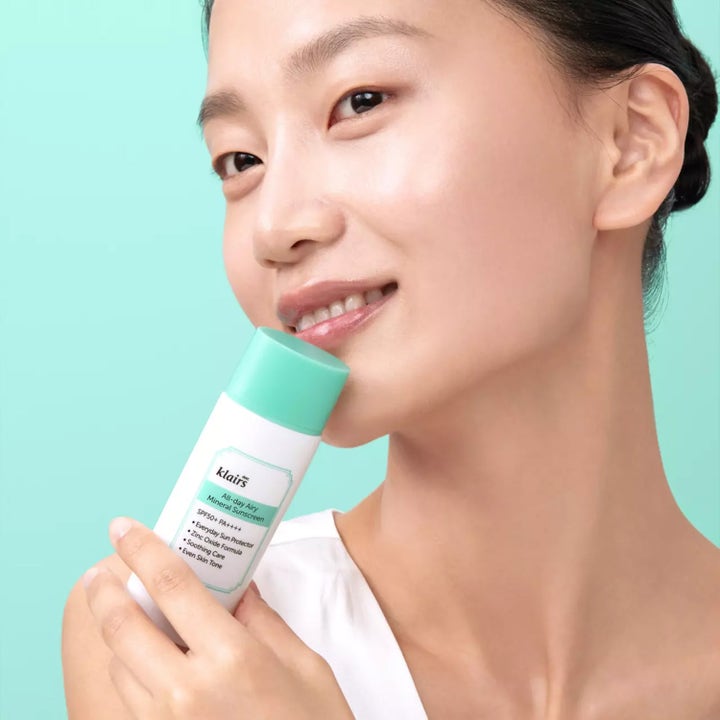 Klairs All-day Airy Mineral Sunscreen 60 g lugnande solkräm för ansiktet i vit flaska med mintgrönt lock.