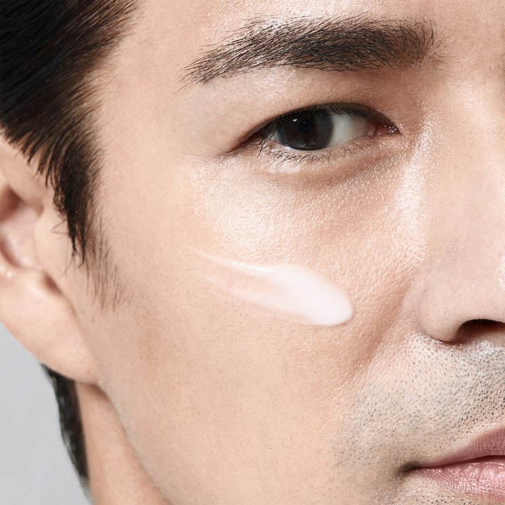 Shiseido Men Energizing Moisturizer Fluid 100 ml fuktkräm män som ger lyster applicerad på en mans kind