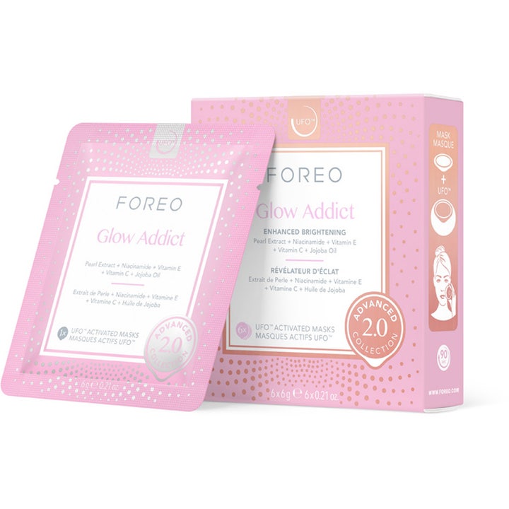 Foreo Glow Addict 6x6g ansiktsmask med niacinamide hudvård ger lyster i rosa box och kuvert.