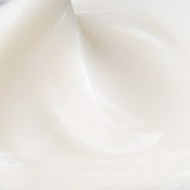 Biotherm Blue Therapy Night Cream 50 ml nattkräm med en mjuk och fyllig krämig vit textur som ger fukt.