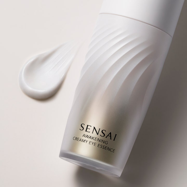 Sensai Awakening Creamy Eye Essence 20 g krämig återfuktande ögonessens med vit textur och räfflad flaska