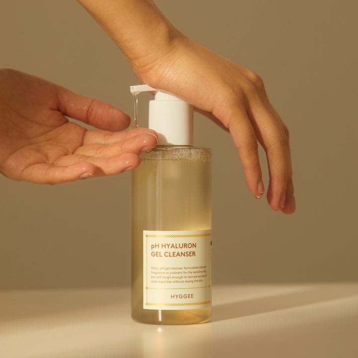 Hyggee Ph Hyaluron Gel Cleanser 200 ml hyaluronsyra ansiktstvätt som pumpas ut som en klar gel i händerna.