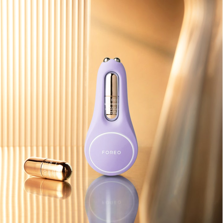 FOREO BEAR 2 eyes & lips Lavender 1 st mikroström behandling ger rynkreducering med lila enhet och guldkapslar.