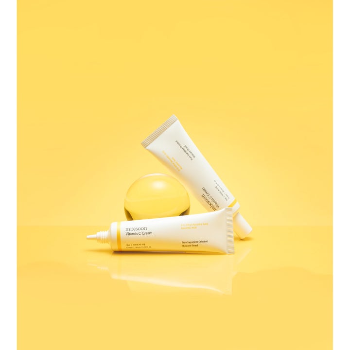 Mixsoon Vitamin C Cream 30 ml lystergivande ansiktskräm i vita tuber mot en gul bakgrund.