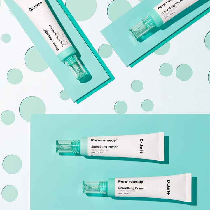 Dr.Jart+ Pore-remedy Smoothing Primer 30 ml porminskning ansiktsprimer i vita tuber mot mintgrön grafisk bakgrund