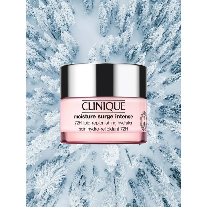 Clinique Moisture Surge Intense 72H 75 ml återfuktande ansiktskräm i rosa burk framför en snöig skog