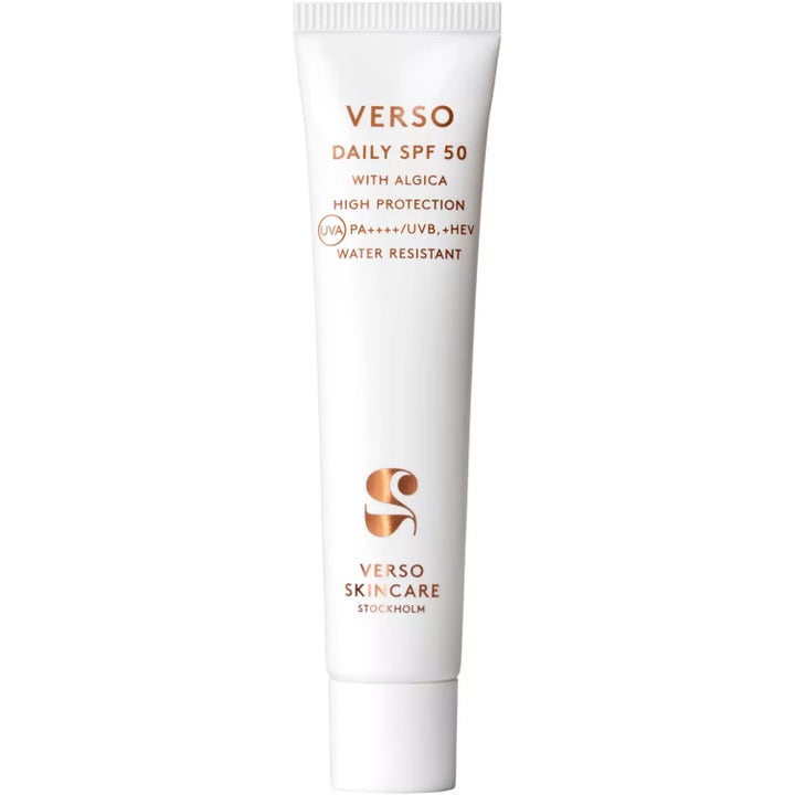 Verso Daily SPF 50 40 ml skyddande solkräm med Algica i en stilren vit tub med text och logotyp i skimrande koppar