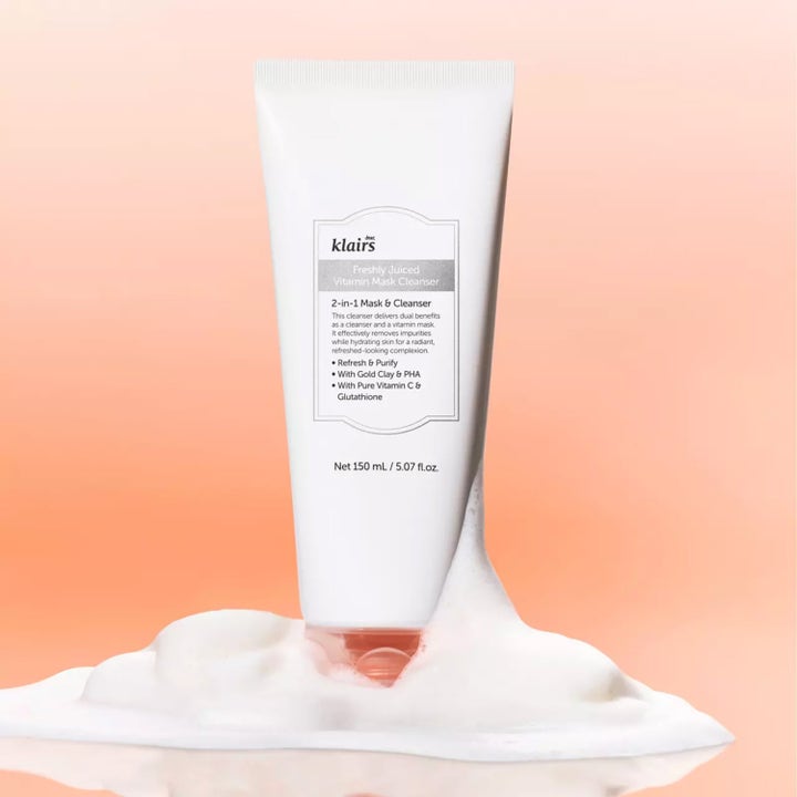 Klairs Freshly Juiced Vitamin Mask Cleanser 150 ml ansiktsrengöring som ger lyster i vit tub bland vitt fluffigt skum.