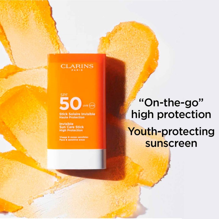 Clarins Invisible Sun Care Stick SPF50 17 g i orange hylsa mot orangea textursvep ger högt solskydd.