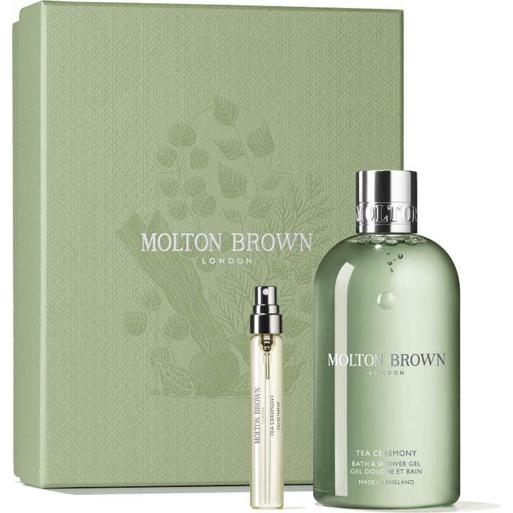 Molton Brown Tea Ceremony rengörande kit med duschgel och parfymvial i en mönstrad salviagrön presentbox