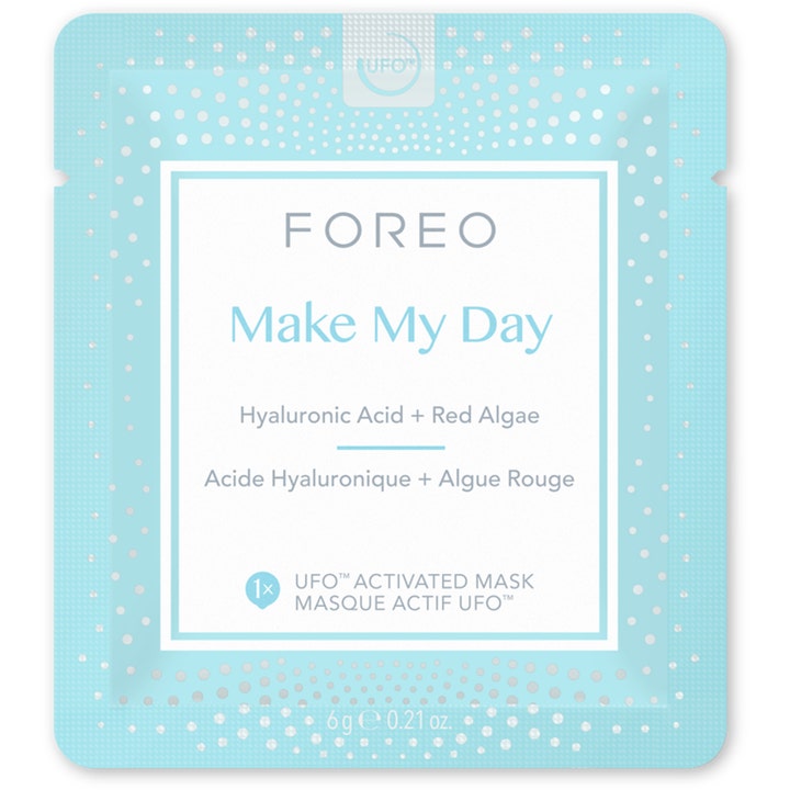 FOREO UFO Mask Make My Day 42 g återfuktande sheet mask med hyaluronsyra i en ljusblå sachet med vita prickar