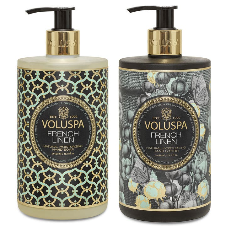 Voluspa French Linen 450ml designhandtvål och handkräm set med fräsch doft i dekorativt mönstrade flaskor med guldpumpar.