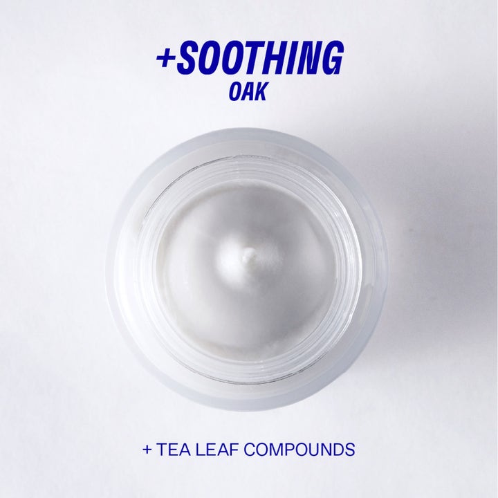 KORRES Smart Yoghurt Face Mask 100 ml lugnande ansiktsmask med krämig vit textur sedd uppifrån i burk