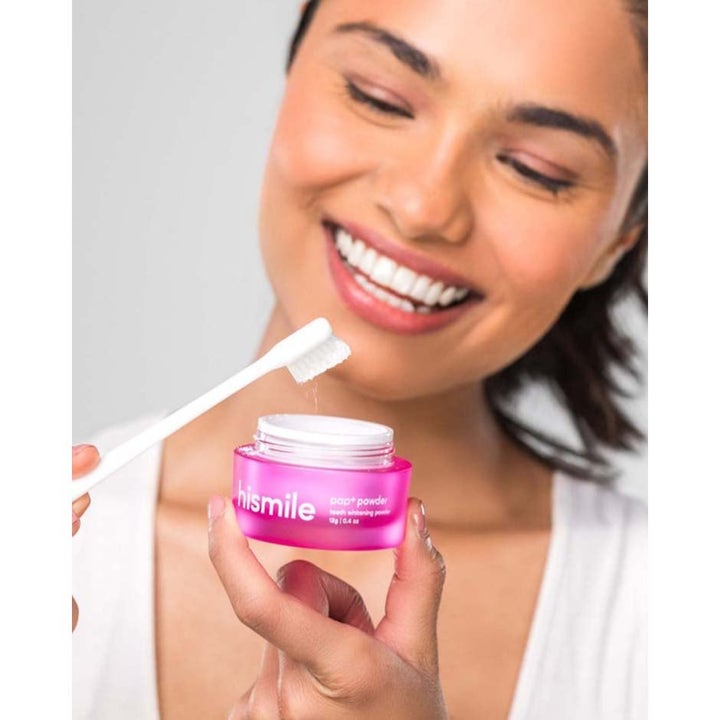 Hismile Whitening Set 12 g blekningspulver för tandblekning som visar en kvinna med ett vitt leende och en rosa burk.