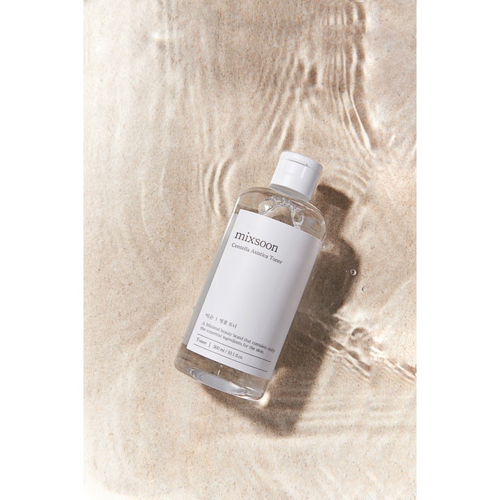 Mixsoon Centella Asiatica Toner 300 ml lugnande ansiktstoner för känslig hud i klar flaska på sandig botten i vatten