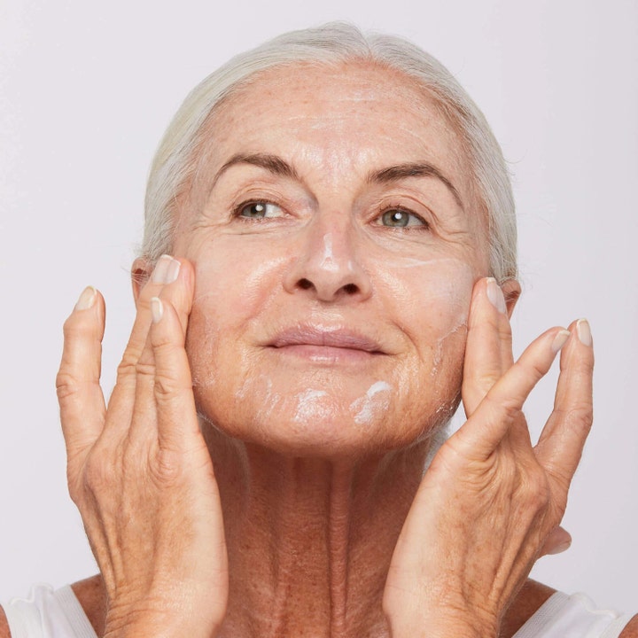Dermalogica AGE smart Super Rich Repair 50 ml anti-aging ansiktskräm som appliceras på mogen hud för vårdande resultat.