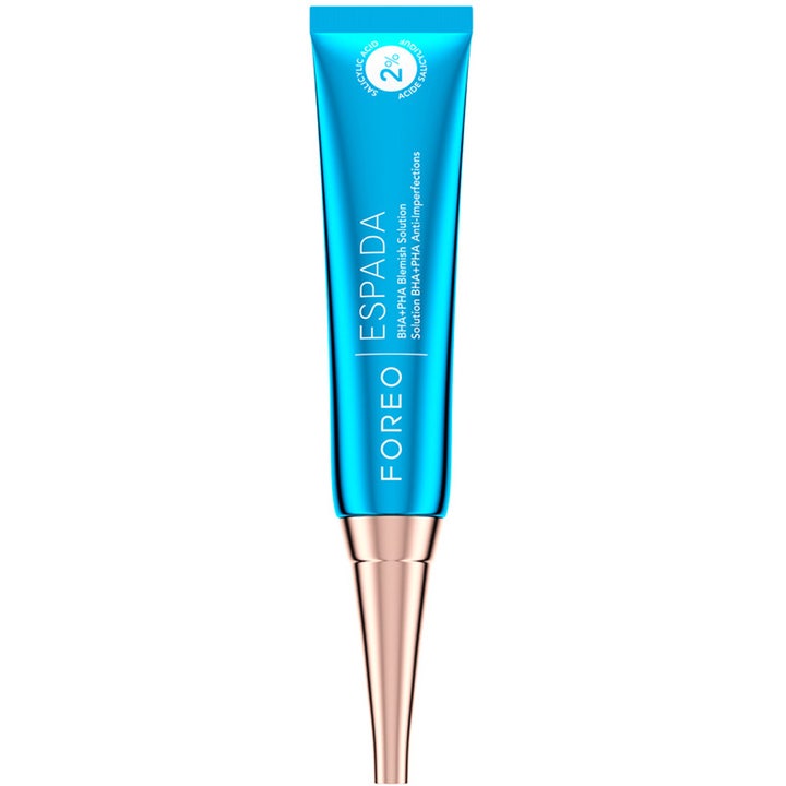 Foreo Espada BHA+PHA Blemish Solution 15 ml behandling mot acne i en blå tub med spetsig applikator i roséguld.