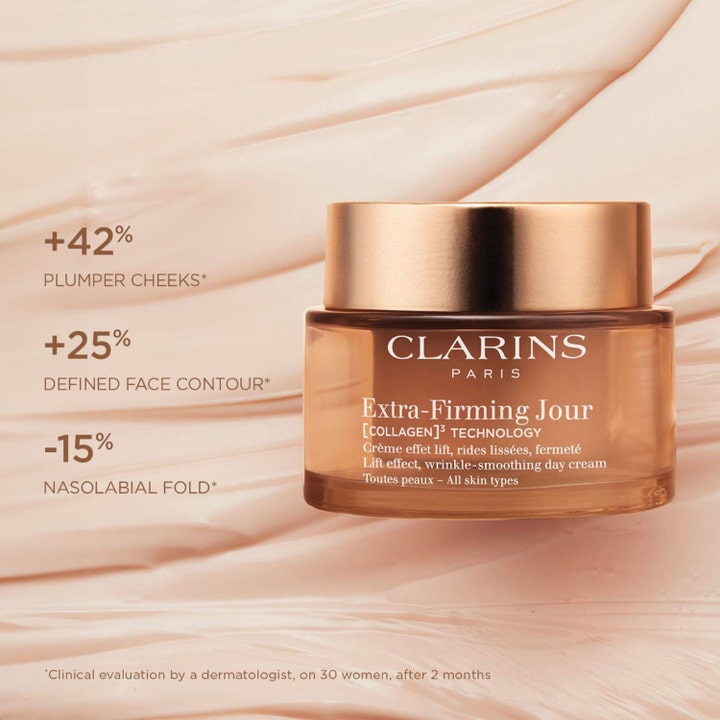 Clarins Extra-Firming Jour 50 ml ansiktskräm med omedelbar lyfteffekt i glasburk framför en krämig textur.