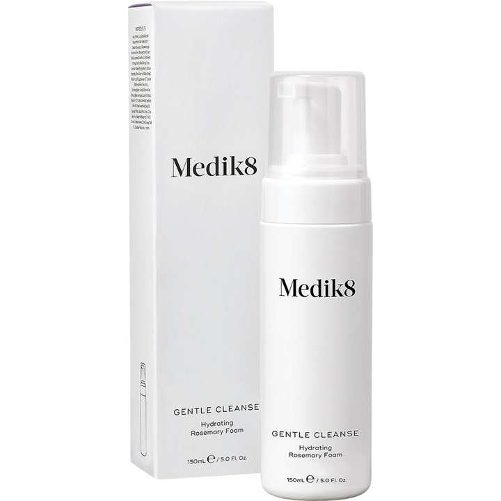 Medik8 Gentle Cleanse 150 ml mild ansiktsrengöring i vit pumpflaska med tillhörande ytterförpackning.