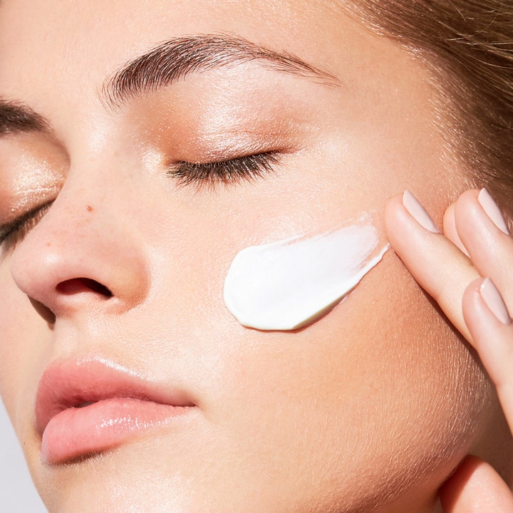 Estée Lauder DayWear Sorbet Cream 50 ml är en estee lauder dagkräm med vit krämig textur som appliceras på huden.