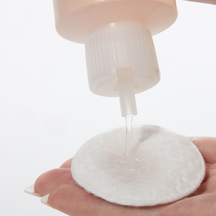 Mario Badescu Witch Hazel & Rosewater Toner 236 ml alkoholfritt ansiktsvatten som hälls på en mjuk bomullsrondell.