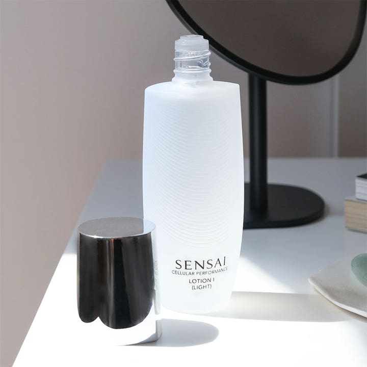 Sensai Cellular Performance Lotion I Light 125 ml återfuktande ansiktslotion i frostad flaska med silvrigt lock avtaget