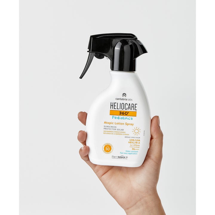 Heliocare Pediatrics Atopic Lotion Spray 250 ml barnsolskydd för atopisk hud i vit flaska med svart spray