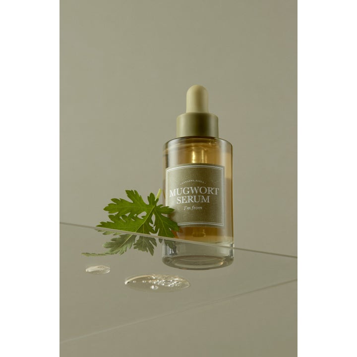 I'm from Mugwort Serum 30 ml lugnande ansiktsserum i glasflaska med ett grönt blad och klara droppar.