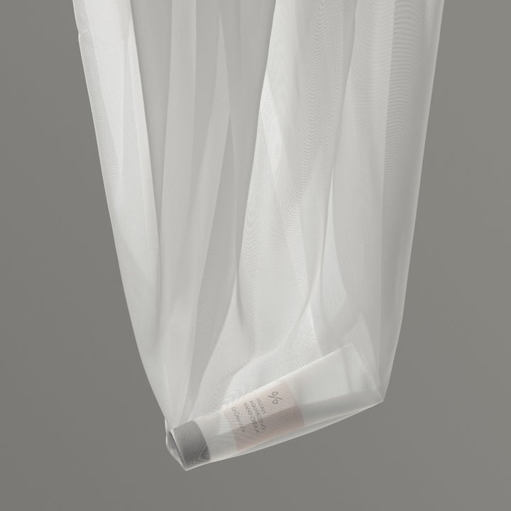 Dr. Ceuracle Vegan Aquarizing Hand Cream 50 ml koreansk återfuktande handkräm i vit tub inuti ett skirt vitt nättyg