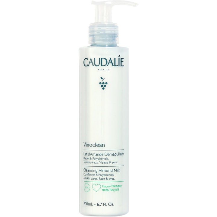 Caudalie Vinoclean Cleansing Almond Milk 200 ml mild rengöringsmjölk i vit plastflaska med pump för alla hudtyper.