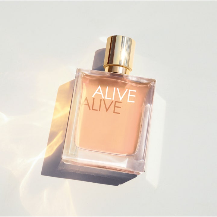 Hugo Boss Boss Alive EdP 80ml damparfym två eleganta glasflaskor med gulddetaljer mot en röd bakgrund