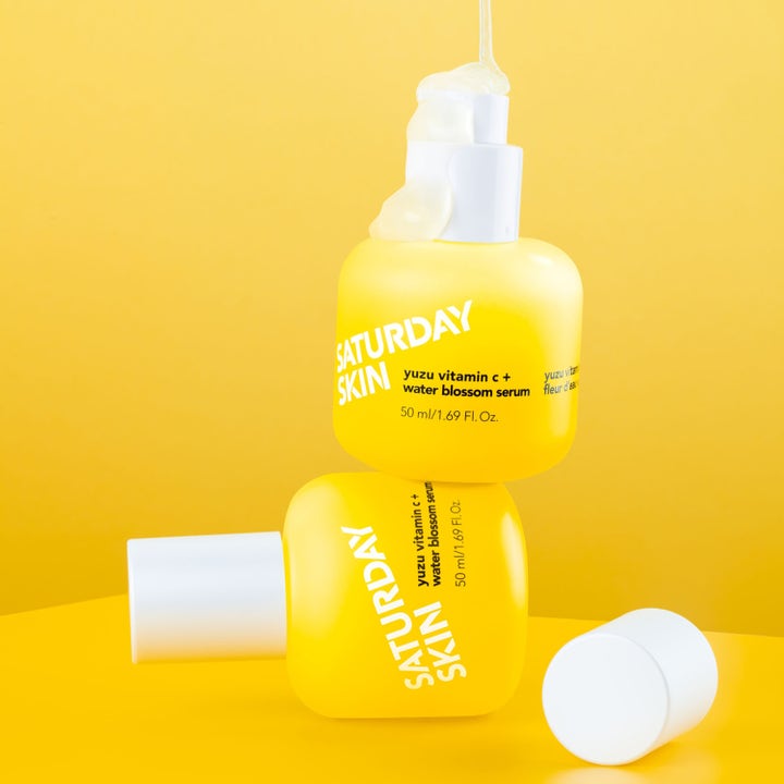 Saturday Skin Yuzu Vitamin C + Water Blossom Serum 50 ml lystergivande serum i gula frostade flaskor med krämig textur.