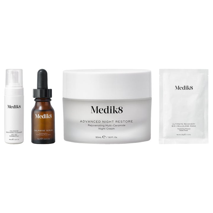 Medik8 Sensitive Skin Calming & Recovery Routine lugnande kit med vit flaska, brun glasflaska och burk i frostat glas