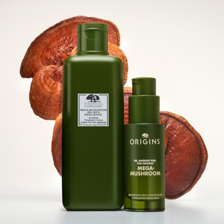 Origins Mega-Mushroom Relief & Resilience 200 ml lugnande lotion i mörkgröna flaskor framför stora reishi-svampar