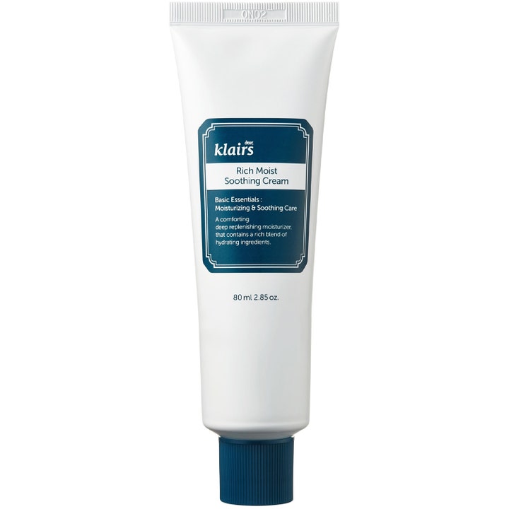 Klairs Rich Moist Soothing Cream 80 ml återfuktande ansiktskräm i en vit tub med blå etikett och blått skruvlock