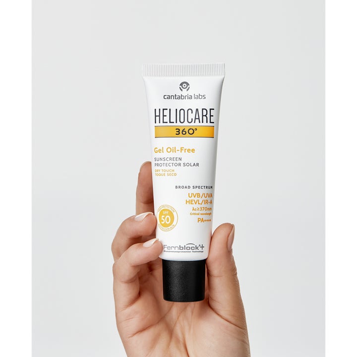 Heliocare 360 Gel Oil-Free 50 ml gel solskydd ansikte spf 50 i vit tub med svart lock som hålls i en hand.
