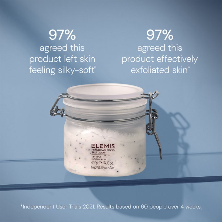 Elemis Frangipani Monoi Salt Glow 490 g saltskrubb i frostad glasburk som enligt 97 procent ger silkeslen hud.
