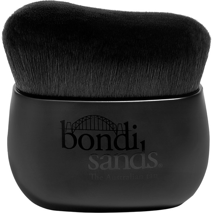 Bondi Sands Body Brush för selftanborste applicering är en ergonomisk kroppsborste med mjuka täta strån i svart.