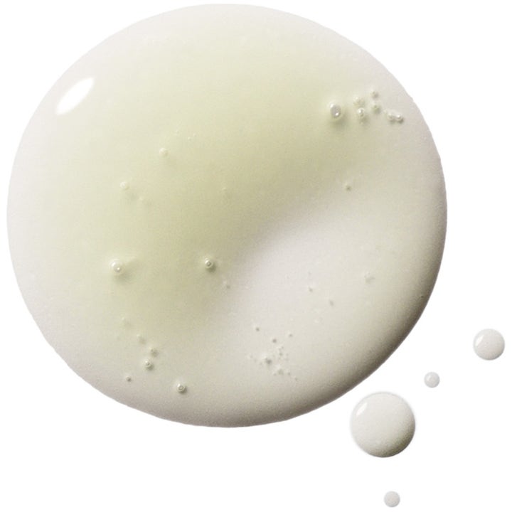 Verso N°6 Clarifying Gel 30 ml ger klarare hy med retinol 8 och har en lätt genomskinlig gulaktig geltextur.