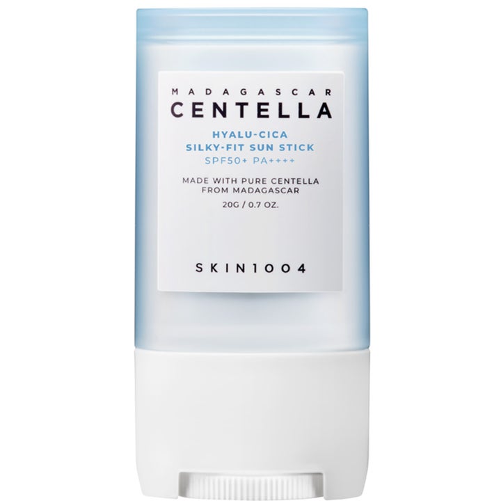 SKIN1004 Madagascar Centella Hyalu Cica Sun Stick 20g fuktgivande solskydd stick i ljusblå förpackning med vit bas.