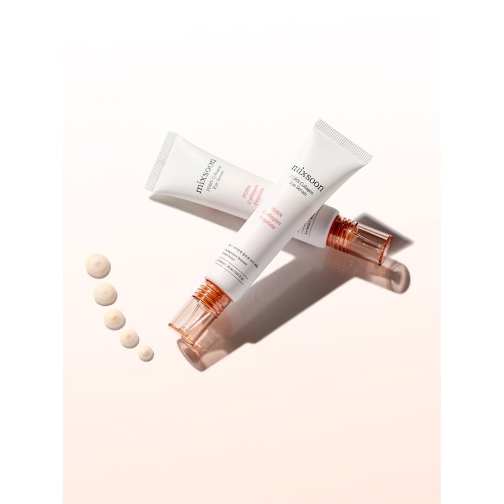 Mixsoon PDRN Collagen Eye Serum 20 ml ögonkräm med peptider i vita tuber och roséguldkorkar intill ljusa texturklickar.