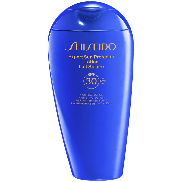 Shiseido Expert Sun Protector Lotion SPF 30 lyxig solskyddskräm i en klarblå rundad flaska med guldgul text.