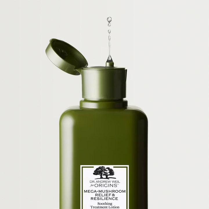 Origins Mega-Mushroom Treatment Lotion 200 ml lugnande lotion i grön flaska med droppar av lätt konsistens.