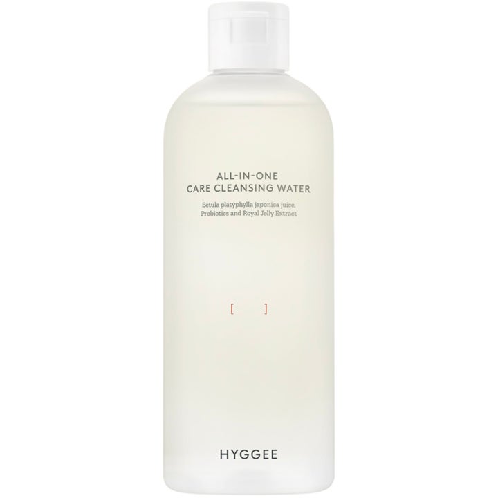 Hyggee All-In-One Care Cleansing Water all-in-one ansiktsrengöring med probiotika i frostad flaska med vit kork.