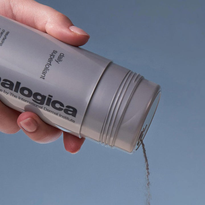 Dermalogica Daily Superfoliant 57 g peeling som hälls ut ur en grå flaska för en jämnare hudton