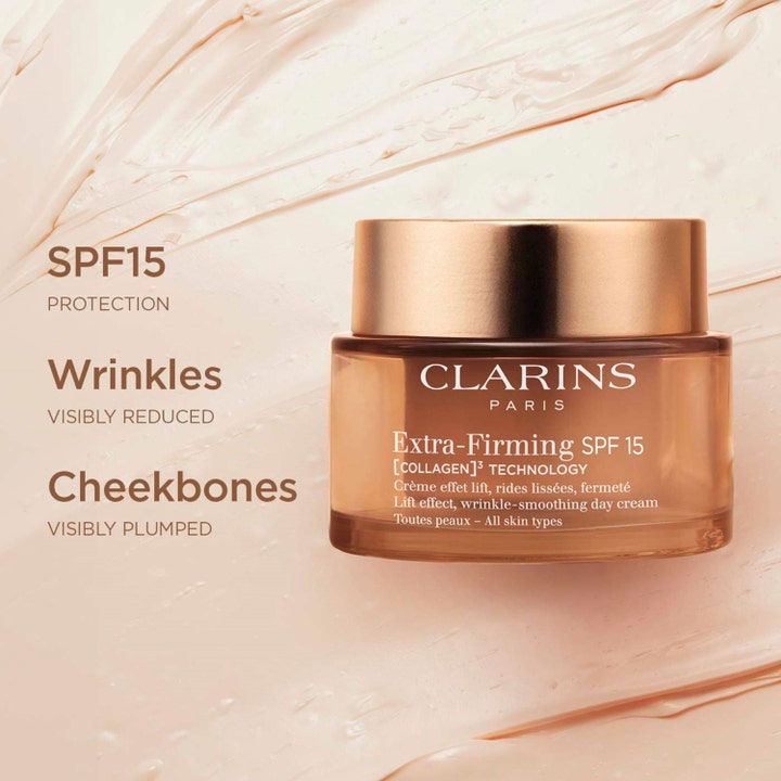 Clarins Extra-Firming Jour 50 ml rynkslättande dagkräm för mogen hud med SPF 15 i glasburk mot krämig persiko-textur.