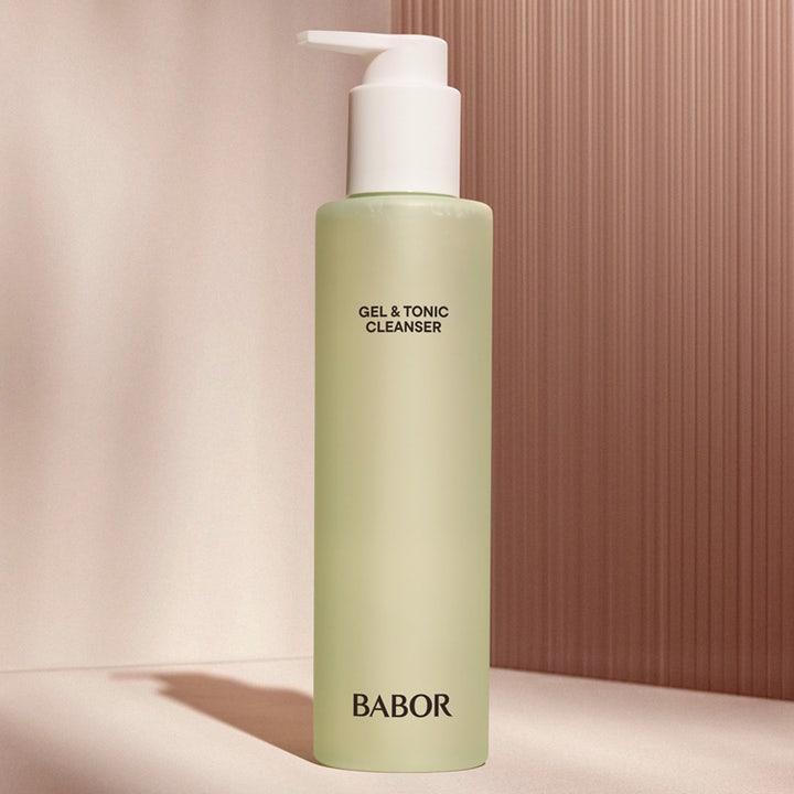 Babor Gel & Tonic Cleanser 200 ml babor rengöringsgel balanserar fet hy i en frostad grön flaska med vit pump.